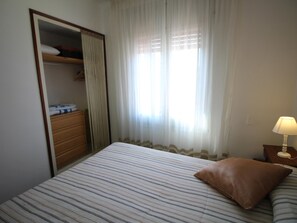 3 bedrooms, free WiFi - Cozy Apartment with Panoramic Views, Terrace, and Parking, 300m from La Farella Beach (Llançà)