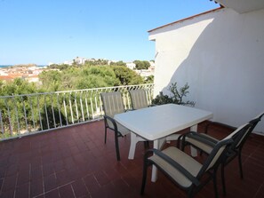 Outdoor dining - Cozy Apartment with Panoramic Views, Terrace, and Parking, 300m from La Farella Beach (Llançà)