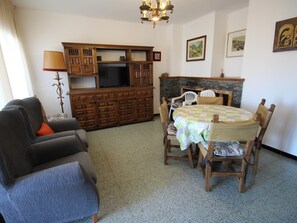 Interior - Cozy Apartment with Panoramic Views, Terrace, and Parking, 300m from La Farella Beach (Llançà)
