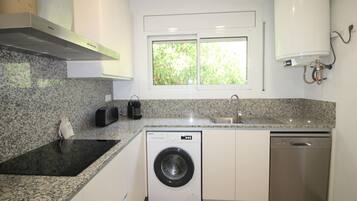 Een koelkast, een magnetron, een oven, een kookplaat