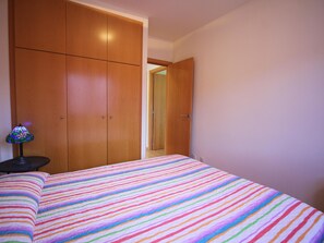 2 bedrooms, WiFi - GUILLEM DE BERGUEDÀ - Àtico en la zona de grifeu con gran terraza y vistas al mar. (Llançà)