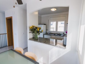 Fridge, microwave, oven, coffee/tea maker - House with Sea View and Pool in Llançà (Llançà)