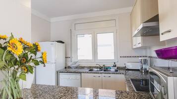 Een koelkast, een microgolfoven, een oven