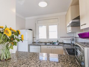 Kjøleskap, mikrobølgeovn, ovn og kaffetrakter/tekoker