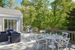 Outdoor dining - Sunroom, Spacious Deck, 8 Mins to Mayflower Beach! (Dennis)