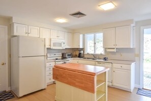 Kühlschrank, Mikrowelle, Herdplatte, Geschirrspüler