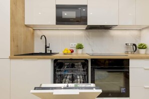 冷蔵庫、電子レンジ、オーブン、コンロ