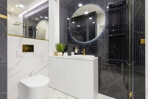 Douche, sèche-cheveux, serviettes fournies, shampoing
