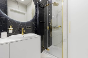 Douche, sèche-cheveux, serviettes fournies, shampoing