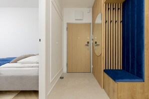2 bedrooms, desk, iron/ironing board, WiFi