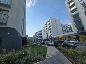 Exterior - Elegant Apartment | Parking, Air Conditioning, 2 Bedrooms (Warszawa)