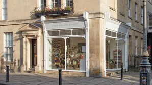 Un bâtiment historique abritant un commerce au rez-de-chaussée.