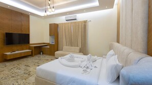 Superior Room | Desk, laptop workspace, blackout drapes, soundproofing