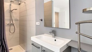 A modern bathroom with a shower, a sink, and a mirror. - Berlioz Garden - Jardin,Free Parking,AC,Wifi (Antibes)