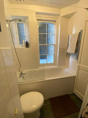 Shower, hair dryer, towels, soap - Private gated, minimal style apartment in trendy Shoreditch - Old street for 4  (London)