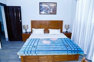 Quarto casal luxo | Quartos à prova de som, ferros/tábuas de passar roupa, Wi-Fi de cortesia
