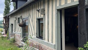 A traditional half-timbered house with a wooden door and a small porch area. - Domaine de Blanvatel (Saint-Pierre-en-Auge)