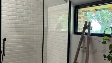 Deluxe Suite, 1 Bedroom, Non Smoking, Garden View | Bathroom
