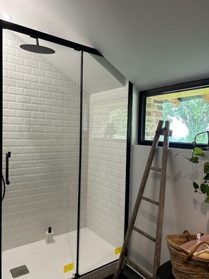 Suite Deluxe, 1 habitación, para no fumadores, vista al jardín | Baño | Secadora de cabello, toallas, jabón, papel de baño 