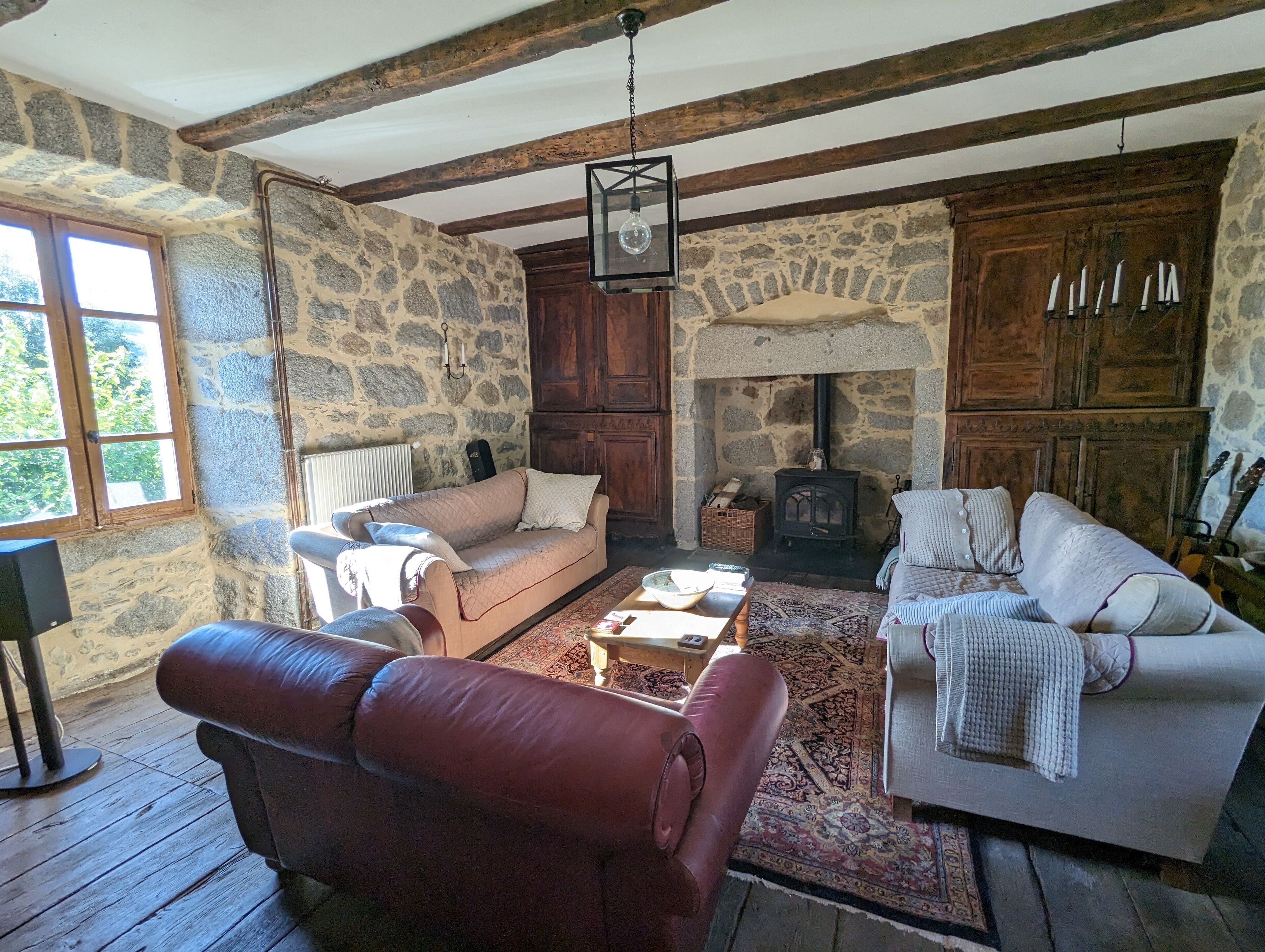 Smart-tv, een open haard, een dvd-speler en een tafeltennistafel