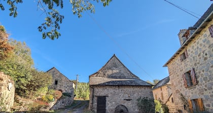 Domaine de La Bertrandie - Historic Estate with Swimming Pool and Hot Tub