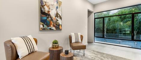 Casa superluxo, várias camas, acesso à piscina, vista para a piscina (Coldwater Canyon) | Área de estar | TV de tela plana 50 polegadas com canais digitais