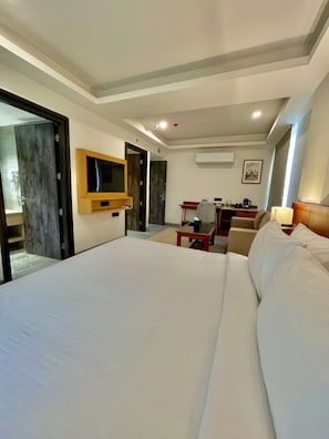 Kamar Premium, 1 Tempat Tidur King, Bebas Asap Rokok | Brankas, meja kerja, kedap suara, dan setrika/meja setrika