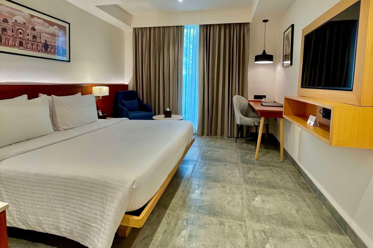 1 King Bed Non-Smoking Deluxe Room TV Mini Bar Electronic Safe Coffee And Tea Maker Full Breakfast