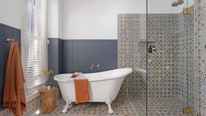 Een douche, een haardroger, handdoeken