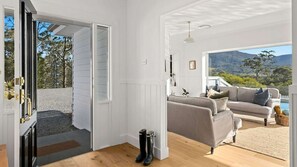 Fernseher, Kamin, Bücher