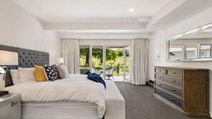 4 bedrooms, desk, iron/ironing board, free WiFi
