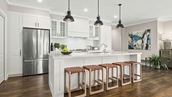 Fridge, microwave, oven, stovetop - Chislehurst in Exeter, Southern Highlands (Exeter)