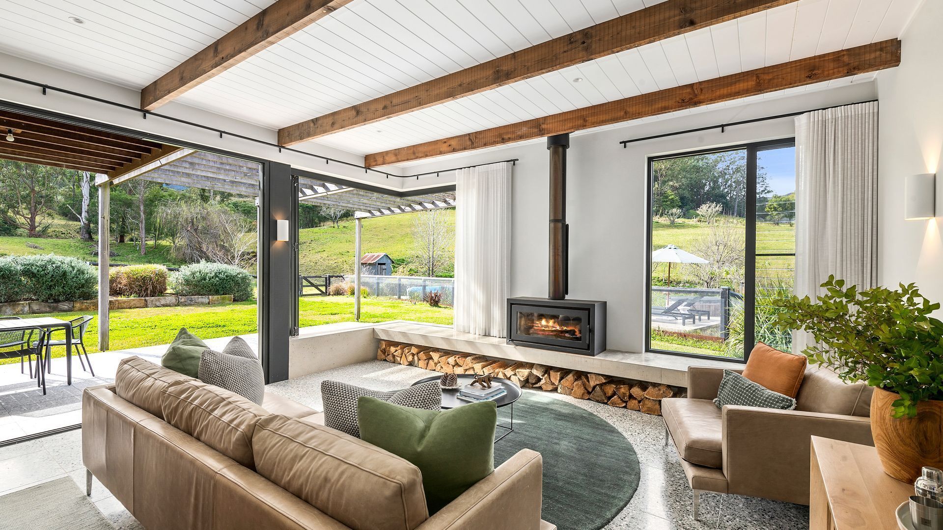 Fernseher, Kamin, Bücher