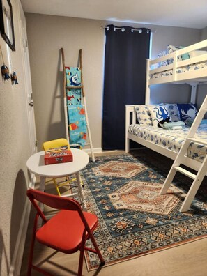 2 عدّة غرف نوم ومكتب وواي فاي مجانًا وملاءات أسرّة