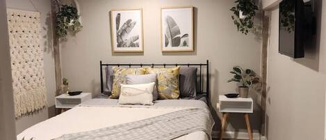 2 soverom, skrivebord, wi-fi (inkludert) og sengetøy