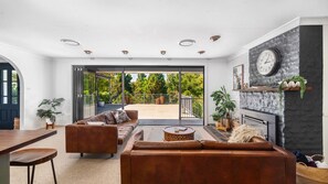 تلفزيون، مدفأة، ألعاب فيديو، تنس طاولة