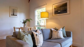TV, fireplace - KV Cottage, Kangaroo Valley (Kangaroo Valley)