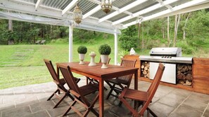 Outdoor dining - Lavender Hill, Kangaroo Valley (Kangaroo Valley)