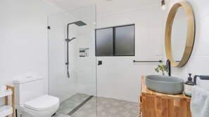 Shower, towels - Maddys KV, Kangaroo Valley (Barrengarry, Kangaroo Valley)