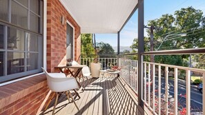 Outdoor dining - Myrtle Tree Lodge Flowers (Kangaroo Valley)
