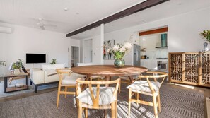 Dining - Myrtle Tree Lodge Flowers (Kangaroo Valley)