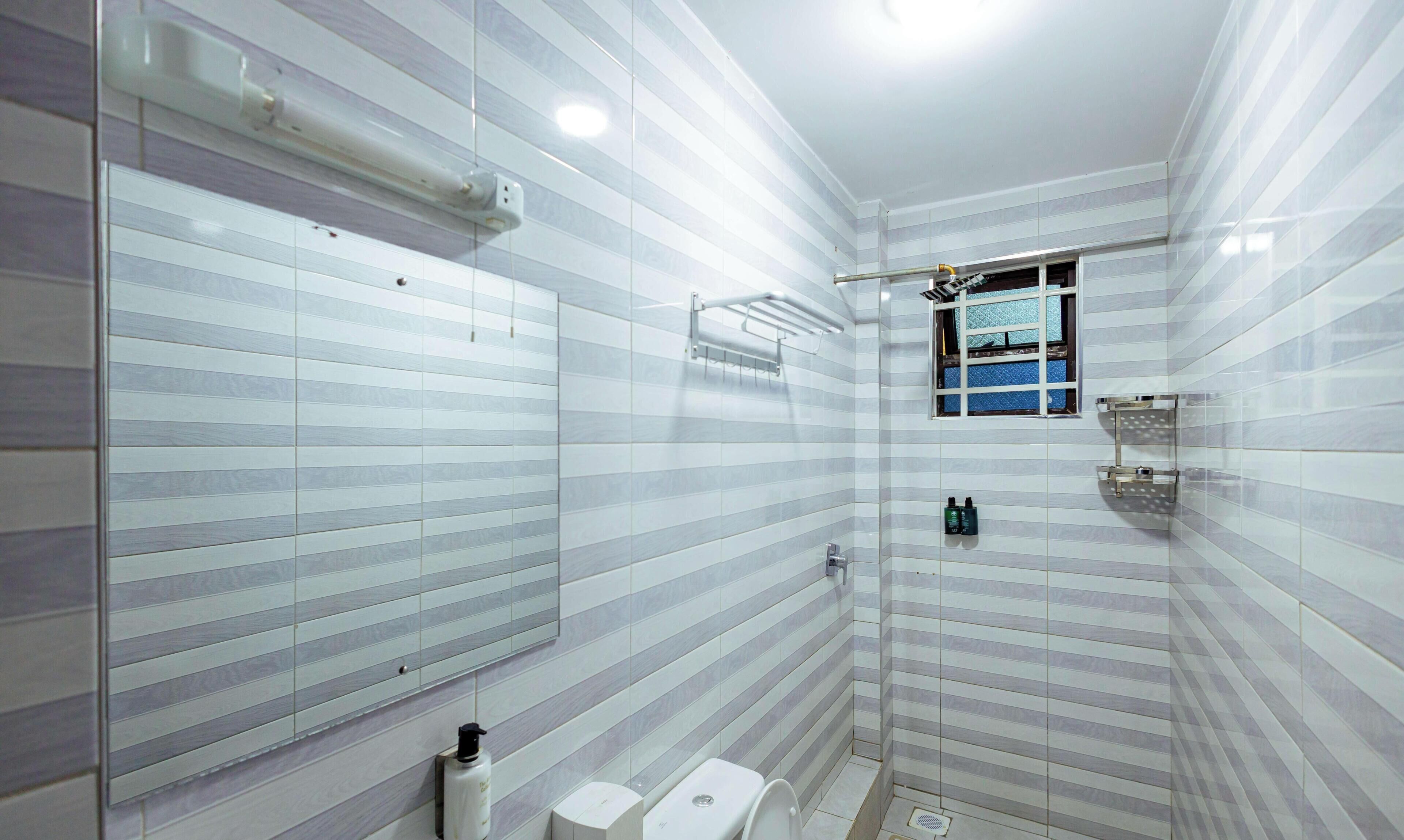 Superior Room, Lake View | Bathroom | Shower, hydromassage showerhead, free toiletries, hair dryer