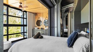 4 habitaciones, tabla de planchar con plancha y ropa de cama 