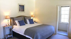 4 عدّة غرف نوم ومكواة/لوح كي وواي فاي مجانًا وملاءات أسرّة