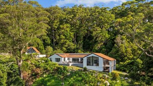 A modern house with a large deck, surrounded by dense forest. - Valley View Estate, Kangaroo Valley (Beaumont, Kangaroo Valley)