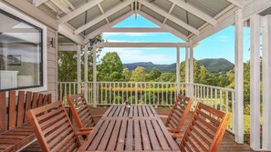 Outdoor dining - Wild Rose Cottage Kiaroo Estate (Barrengarry, Kangaroo Valley)