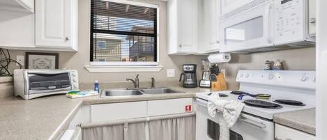 Coffee/tea maker, fridge, microwave, oven