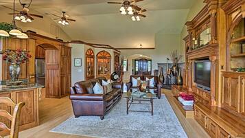 Smart-tv, eldstad, dvd-spelare och bordsfotboll