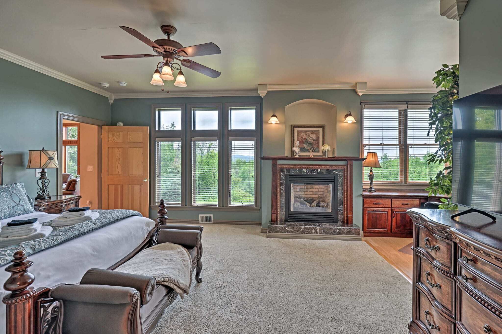 6 bedrooms, desk, iron/ironing board, free WiFi