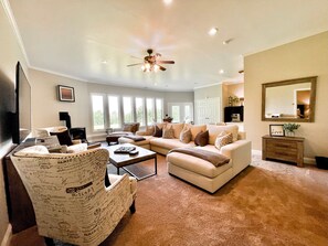 Smart-TV, Kamin, DVD-Player, Tischfußball